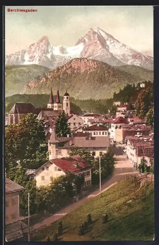AK Berchtesgaden, Ortsansicht mit Strasse u. Bergpanorama