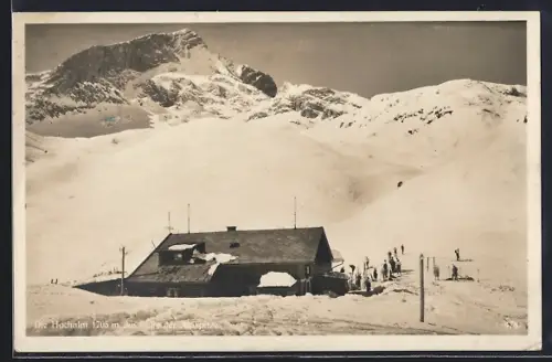 AK Hochalm /Alpspitze, Ortsansicht, Gebäude mit Skiläufern u. Alpspitze