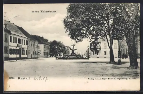 AK Rastatt, Untere Kaiserstrasse mit Brunnen