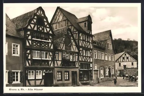 AK Rhens a. Rh., Strassenpartie mit Fachwerkhäusern und Gebäude des Turnvereins