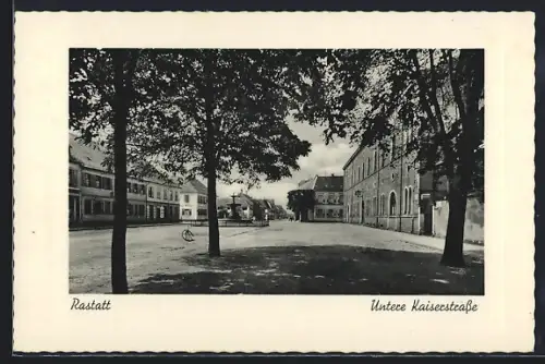 AK Rastatt, Untere Kaiserstrasse, Panorama mit Brunnen