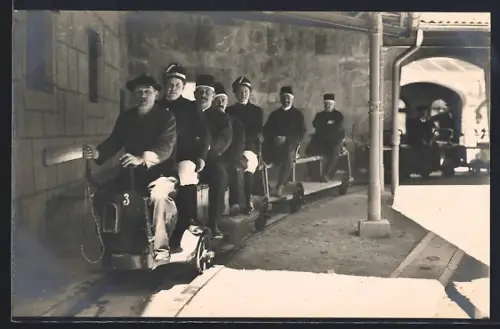AK Berchtesgaden, Einfahrt in das Bergwerk, Besucher des Salzbergwerks auf der Bergwerksbahn