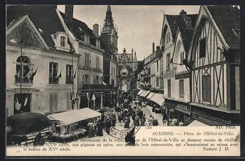 AK Auxerre, Place de l`Hôtel-de-Ville avec le beffroi du XVe siècle et bâtiments à colombages
