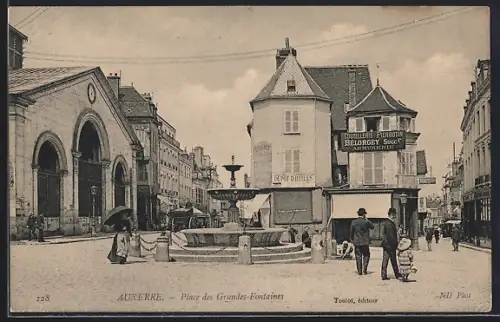AK Auxerre, Place des Grandes-Fontaines avec fontaine et passants