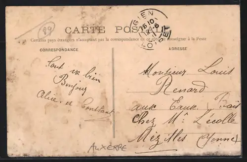 AK Auxerre, Un sympathique souvenir que je quitte, homme saluant devant une locomotive à vapeur