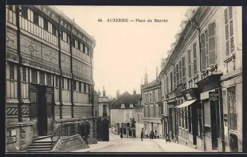 AK Auxerre, Place du Marché avec bâtiments historiques et rue animée
