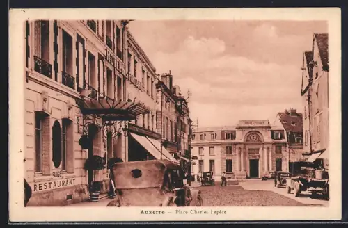 AK Auxerre, Place Charles Lepère avec voitures anciennes et facades de bâtiments historiques