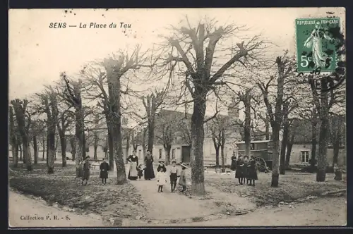 AK Sens, La Place du Tau avec des habitants et des arbres en hiver
