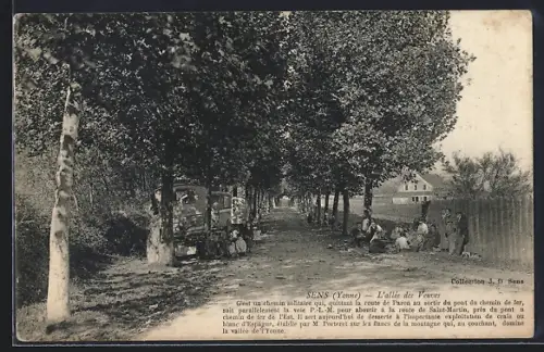 AK Sens /Yonne, L`allée des Verts, route bordée d`arbres avec des passants se reposant