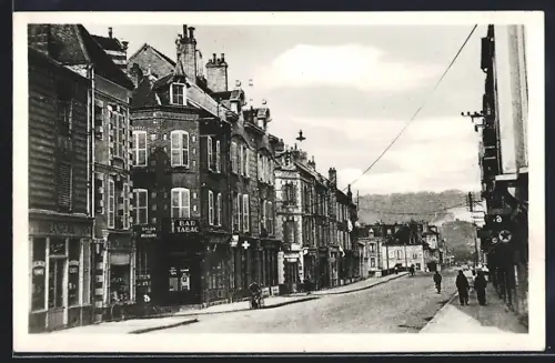 AK Sens, Avenue Lucien Cornet avec bâtiments historiques et passants