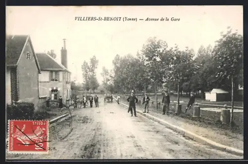 AK Villiers-St-Benoit /Yonne, Avenue de la Gare avec passants et arbres