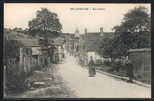 AK Bellechaume, Rue Sachot avec vue sur l`église et village pittoresque