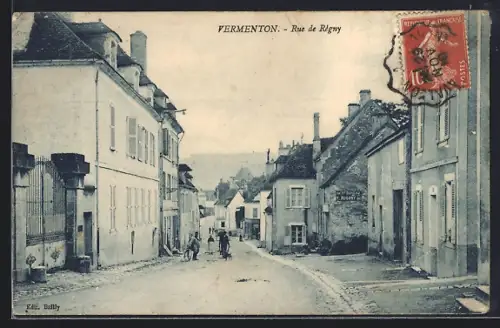 AK Vermenton, Rue de Régny animée avec passants et bâtiments anciens