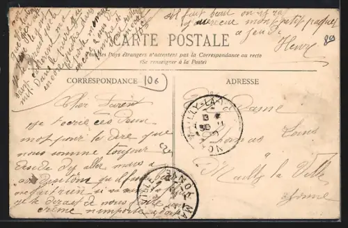 AK Vermenton, Rue de Régny animée avec passants et bâtiments anciens