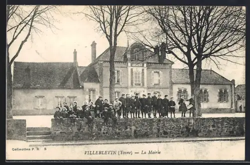 AK Villeblevin /Yonne, La Mairie avec des enfants devant le bâtiment
