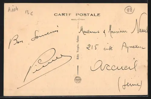 AK Villeneuve-la-Guyarde, Grande-Rue animée avec passants et maisons anciennes