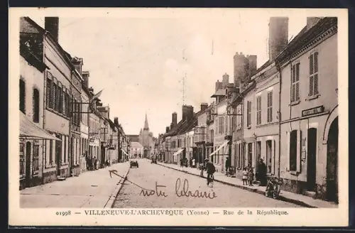 AK Villeneuve-l`Archevêque /Yonne, Rue de la République avec animation urbaine