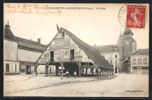 AK Villeneuve-l`Archevêque /Yonne, La Halle animée avec des passants et des affiches publicitaires