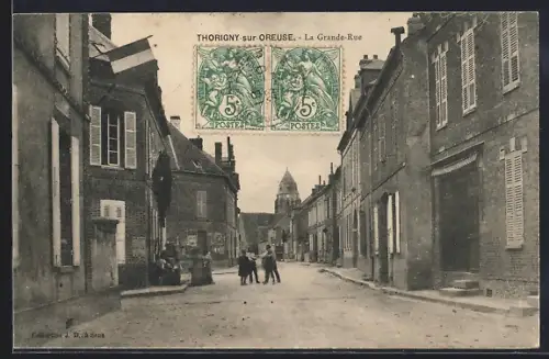 AK Thorigny-sur-Oreuse, La Grande-Rue avec perspective sur l`église en arrière-plan