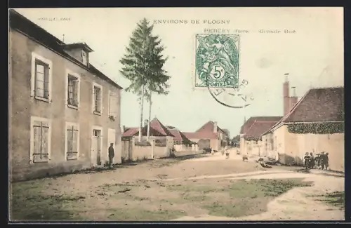 AK Percey /Flogny, Grande Rue avec maisons et passants