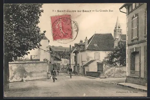 AK Saint-Julien-du-Sault, La Grande Rue avec vue sur l`église et passants à vélo