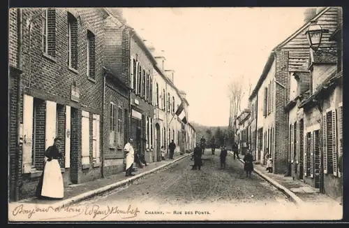 AK Charny, Rue des Ponts animée avec habitants et bâtiments en briques