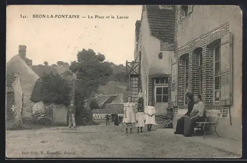 AK Béon-la-Fontaine, La Place et le Lavoir
