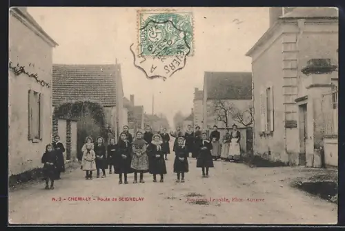 AK Chemilly, Route de Seignelay avec groupe d`enfants posant dans la rue