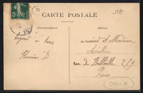 AK Courceaux, L`École et la Mairie avec des enfants et une calèche sur le chemin