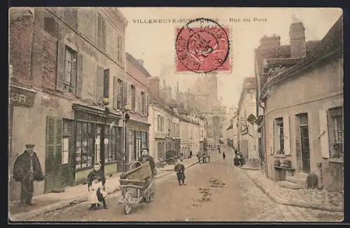 AK Villeneuve-sur-Yonne, Rue du Pont avec passants et boutiques