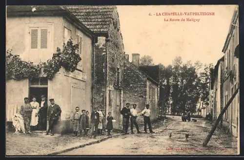 AK La Chapelle-Vaupelteigne, La Route de Maligny avec habitants devant les maisons