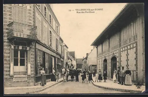 AK Villeneuve-sur-Yonne, Rue des Pavillons avec passants et bâtiments historiques