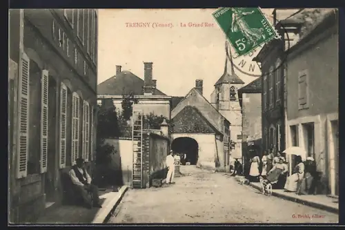 AK Treigny /Yonne, La Grand`Rue animée avec habitants et bâtiments historiques