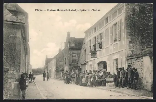 AK Fleys, Maison Grosset-Quinty, Épicerie, Tabac avec groupe de villageois devant le magasin