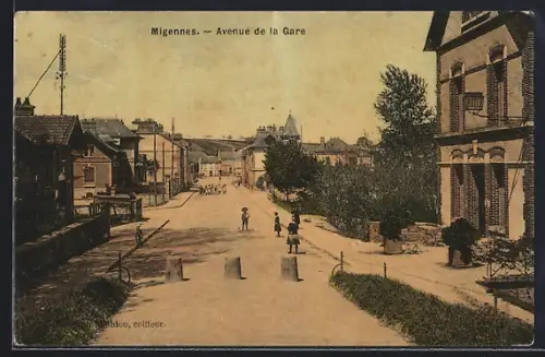 AK Migennes, Avenue de la Gare avec bâtiments et passants