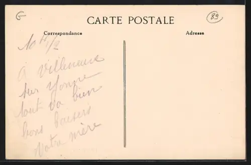 AK Villeneuve-sur-Yonne, Rue Carnot avec voitures et bâtiments historiques