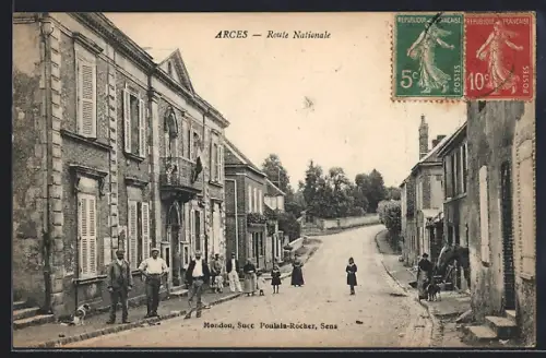 AK Arces, Route Nationale avec habitants devant les bâtiments