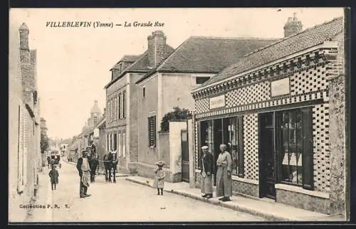AK Villeblevin /Yonne, La Grande Rue animée avec des passants et des bâtiments en briques
