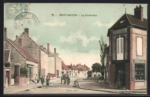 AK Neuvy-Sautour, La Grande-Rue animée avec passants et commerces