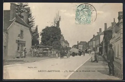 AK Neuvy-Sautour, Suite de la Grande rue avec passants et échoppes