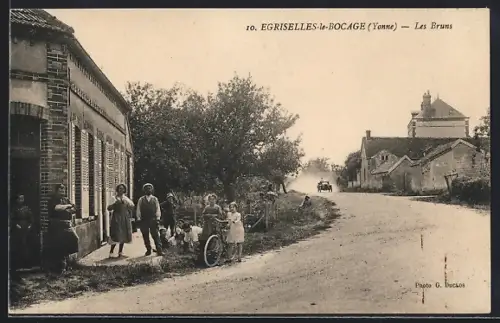 AK Egriselles-le-Bocage /Yonne, Les Bruns, scène de rue animée avec habitants et voiture ancienne