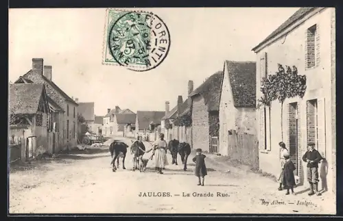 AK Jaulges, La Grande Rue avec villageois et troupeau dans la rue principale