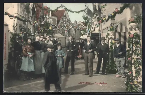 AK Appoigny, Grande-Rue décorée avec habitants en tenue d`époque