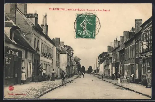 AK Villeneuve l`Archevêque /Yonne, Rue Béraud animée avec habitants et commerces