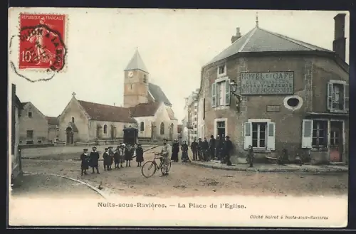 AK Nuits-sous-Ravières, La Place de l`Eglise avec des habitants et un hôtel-café en arrière-plan