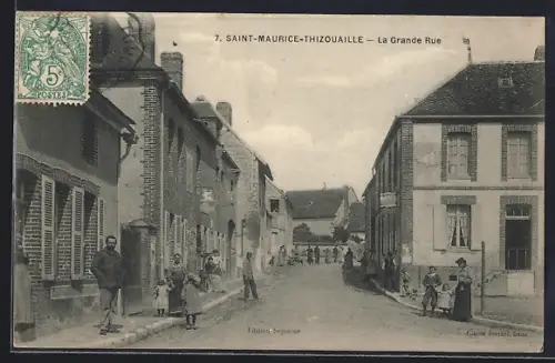 AK Saint-Maurice-Thizouaille, La Grande Rue avec des habitants et des bâtiments historiques