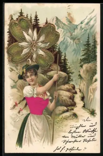 AK Frau in Tracht beim Bergsteigen mit Edelweiss und Kleeblatt