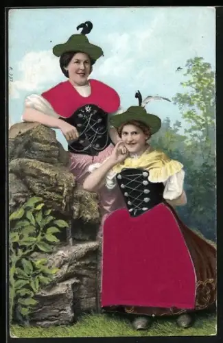 Stoff-Präge-AK Frauen neben Felsen posierend tragen bayerische Tracht