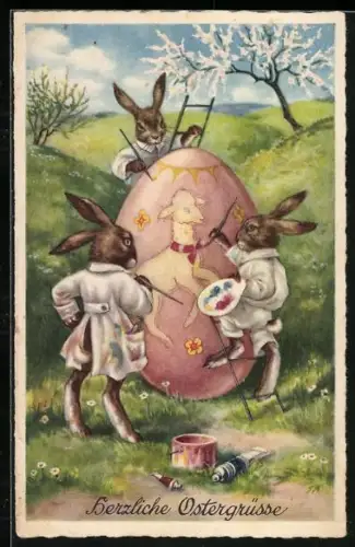 Künstler-AK Drei Osterhasen bemalen ein Osterei, Herzliche Ostergrüsse