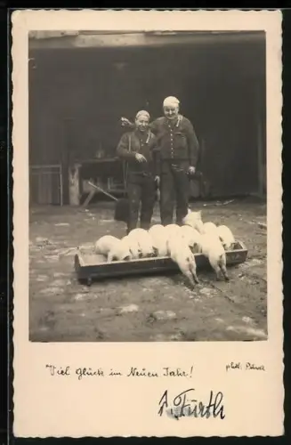 AK Zwei Schornsteinfeger stehen lächelnd bei Schweinen, Viel Glück im Neuen Jahre